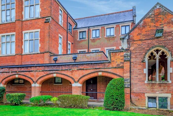 2 Bedroom Flat To Rent In Royal Connaught Drive, Bushey, WD23