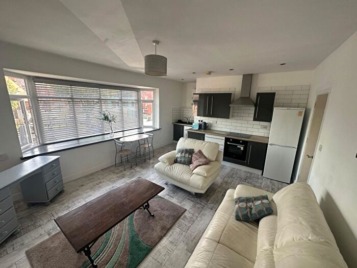 2 Bedroom Flat To Rent In Musters Road, Nottingham, NG2