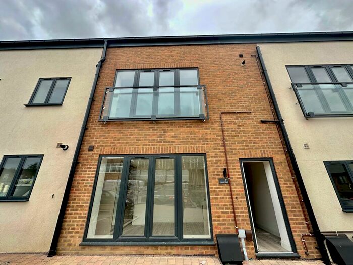 2 Bedroom Flat To Rent In Denmark Place, Tring, HP23