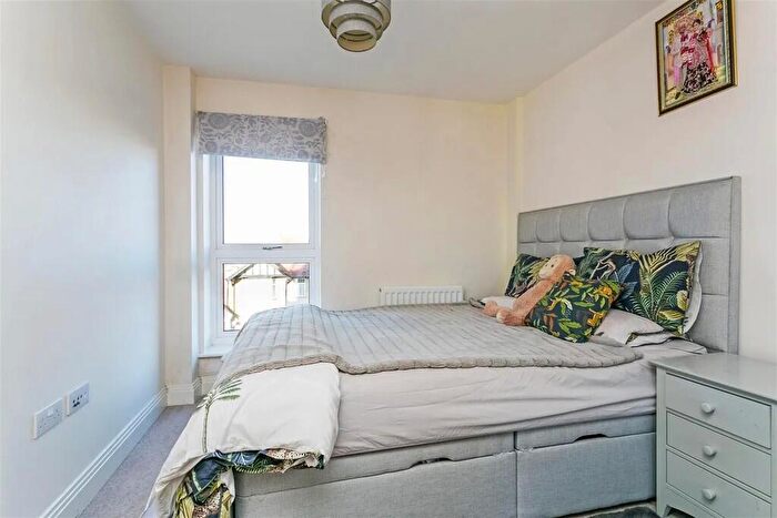 2 Bedroom Apartment For Sale In Windsor Road, Slough, SL1