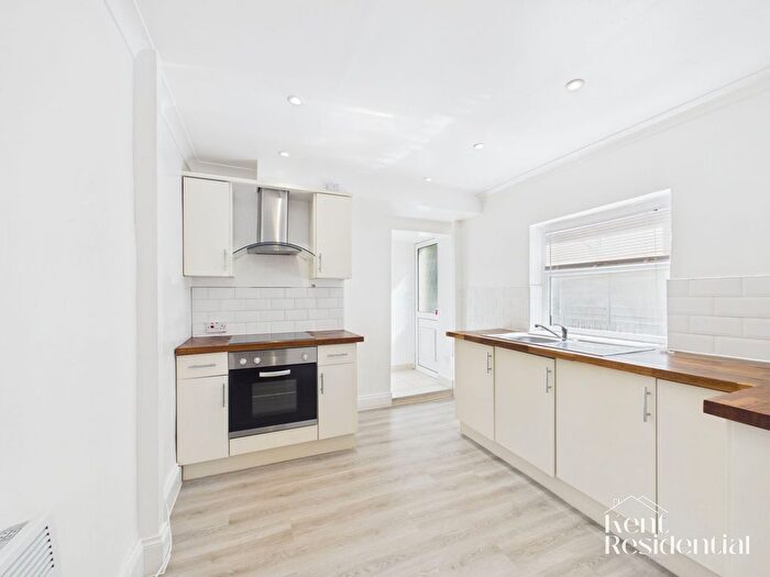 1 Bedroom Flat For Sale In Luton Road, Chatham, ME4
