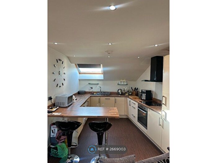 1 Bedroom Flat To Rent In Commercial Road, Skelmanthorpe, Huddersfield, HD8