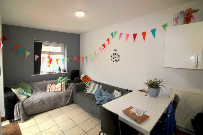 6 Bedroom House To Rent In Rolleston Drive, Nottingham, NG7