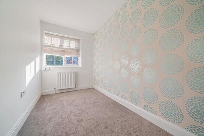 4 Bedroom House To Rent In St. Johns Close London, N14