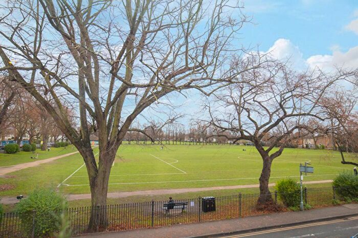 2 Bedroom Flat For Sale In Fairfield West, Kingston Upon Thames, KT1