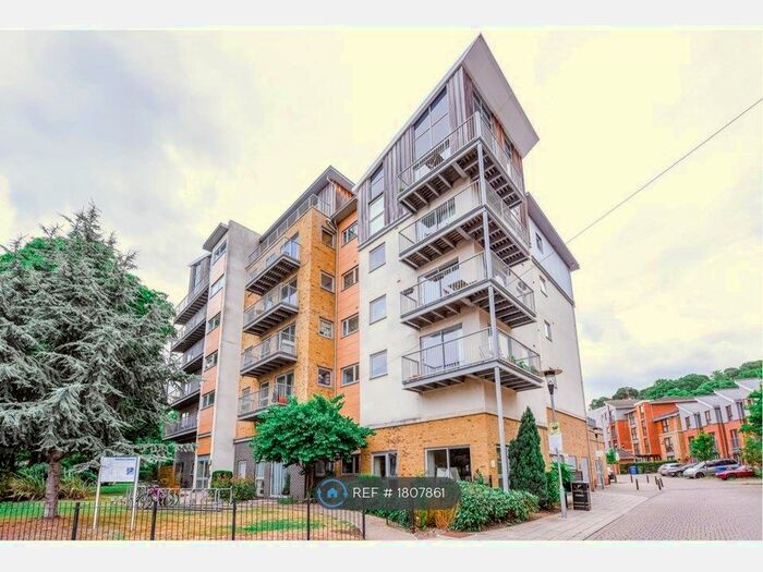 2 Bedroom Flat To Rent In Coombe Way, Farnborough, GU14