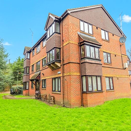 2 Bedroom Flat For Sale In Dutch Barn Close, Stanwell, TW19