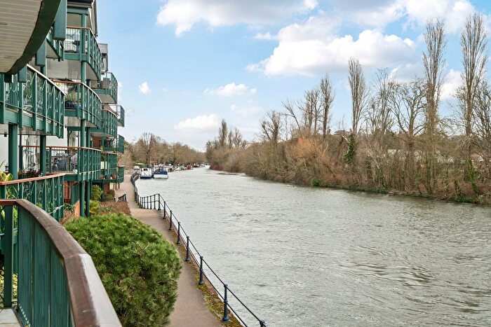 2 Bedroom Flat For Sale In Ray Mead Road, Maidenhead, SL6