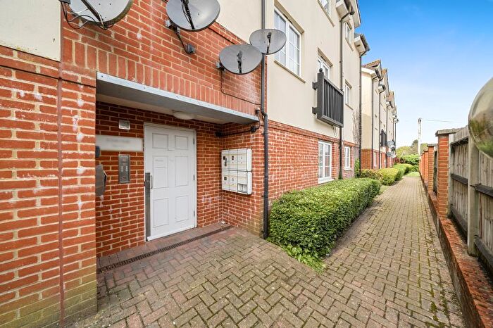 2 Bedroom Flat For Sale In Tudor Court, Thatcham, RG18