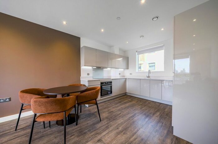 2 Bedroom Flat To Rent In Dawes Street, London, SE17