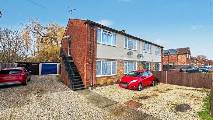 2 Bedroom Flat For Sale In Giffard Drive, Farnborough, GU14
