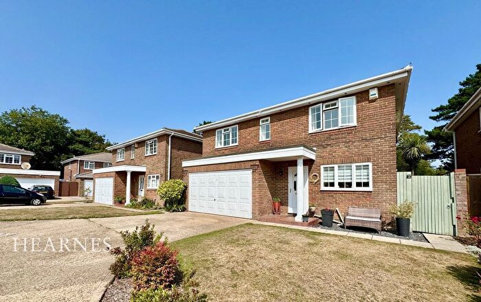 4 Bedroom Detached House For Sale In Wishart Gardens, Bournemouth, BH9