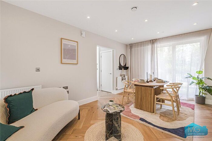 3 Bedroom End Of Terrace House For Sale In High Road, London, N12
