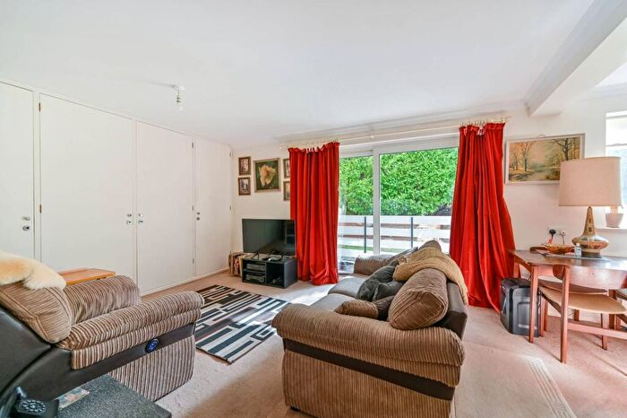 1 Bedroom Flat For Sale In Morecoombe Close, Kingston Hill, Kingston Upon Thames, KT2