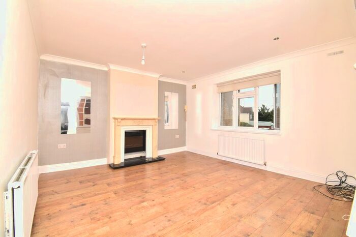 3 Bedroom Flat To Rent In Upminster Road North, Rainham, Essex, RM13