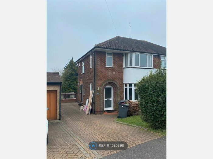 3 Bedroom Semi-Detached House To Rent In Hollybush Road, Luton, LU2