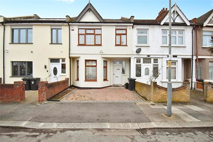 3 Bedroom Terraced House For Sale In Betchworth Road, Ilford, IG3