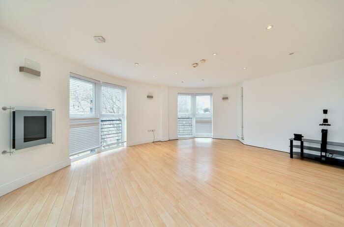 2 Bedroom Penthouse To Rent In Melfield Gardens, Beckenham, Kent, SE6