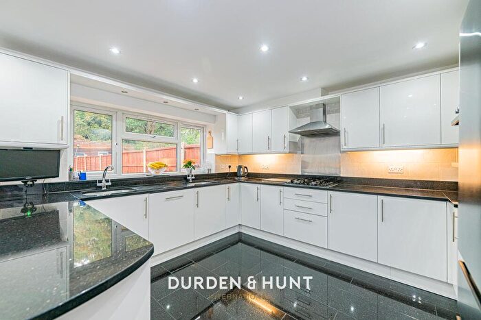 4 Bedroom Terraced House For Sale In Beehive Lane, Ilford, IG1