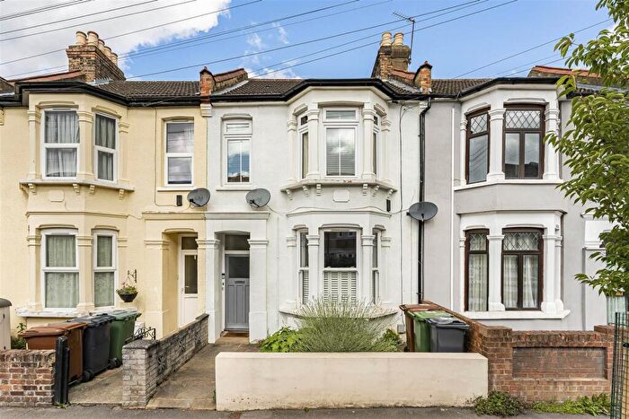 2 Bedroom Flat For Sale In Claude Road, Leyton, London, E10