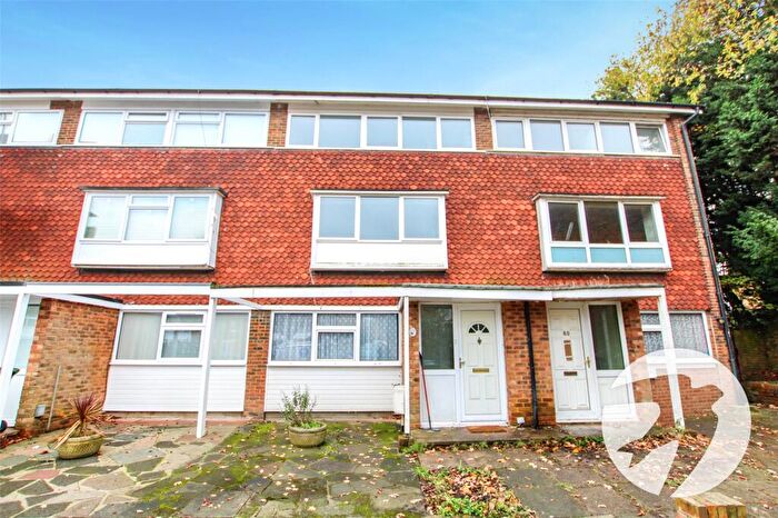 2 Bedroom Maisonette For Sale In Oakways, London, SE9