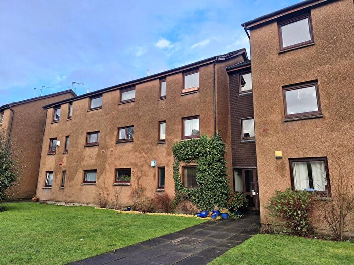 2 Bedroom Flat To Rent In Fortingall Place, Kelvindale, G12