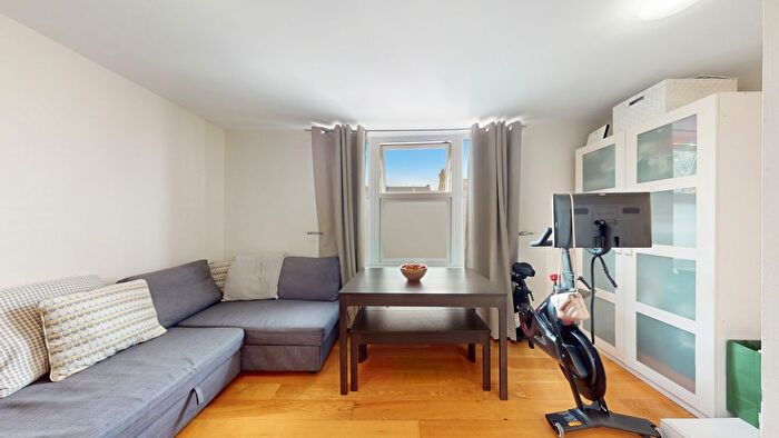 2 Bedroom Flat To Rent In Browning Avenue, Hanwell, W7