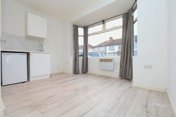 Studio To Rent In Princes Avenue, Greenford, UB6