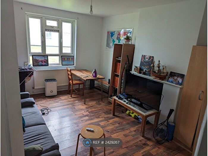 3 Bedroom Flat To Rent In Paris House, London, E2