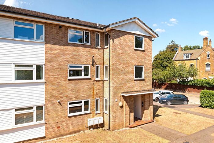 2 Bedroom Flat For Sale In Conifers, Weybridge, KT13