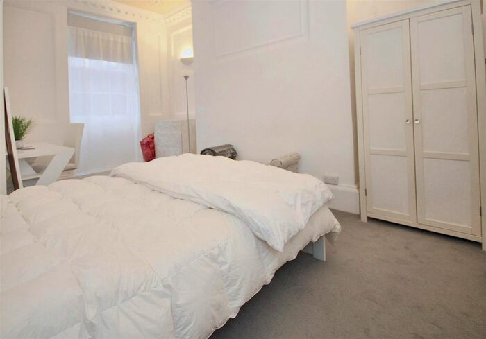 1 Bedroom Flat To Rent In High Street, Godalming, GU7