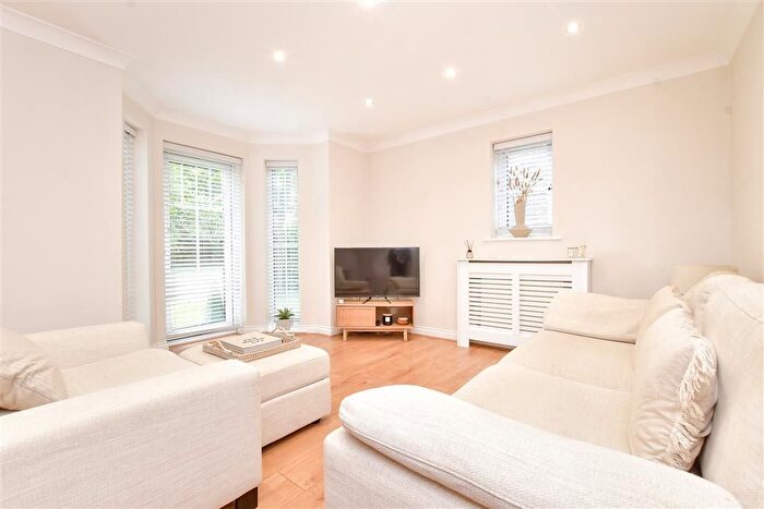 2 Bedroom Flat For Sale In Babylon Lane, Lower Kingswood, Tadworth, Surrey, KT20