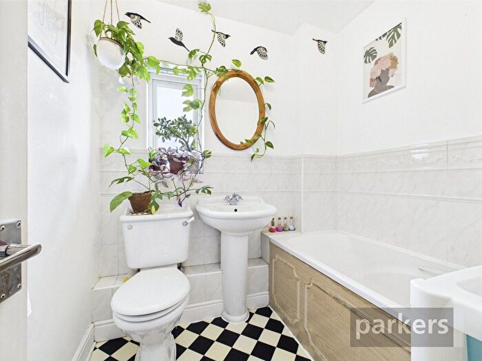 3 Bedroom Terraced House For Sale In Walnut Close, Witney, Oxfordshire, OX28