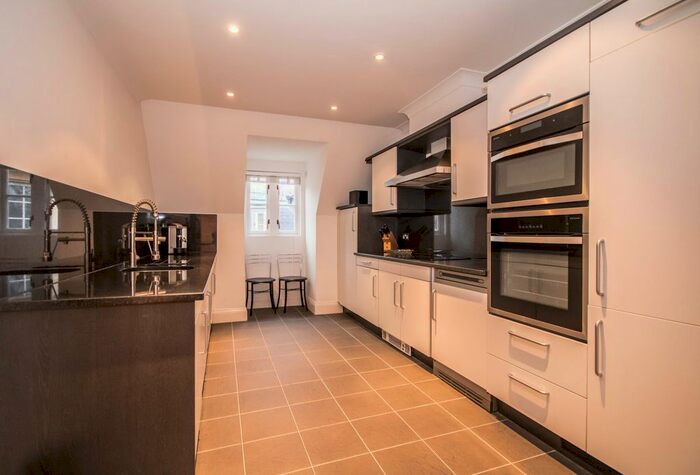 2 Bedroom Flat To Rent In Grosvenor Road, London, SW1V