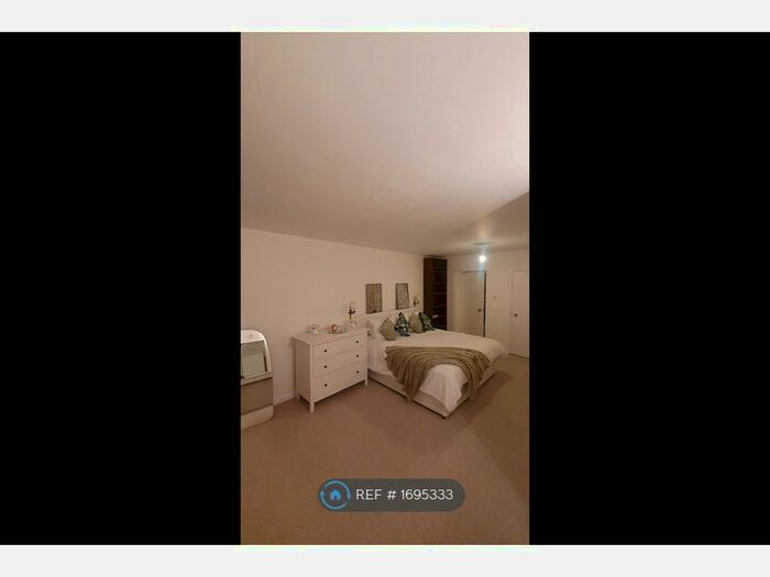 2 Bedroom Flat To Rent In Somerset House, Wimbledon, SW19