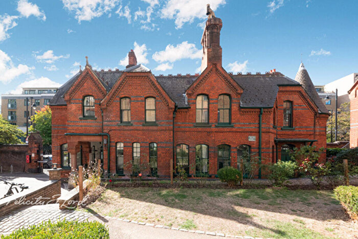 2 Bedroom Cottage For Sale In Fairfield Road, London, E3