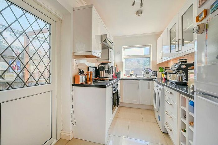 2 Bedroom Flat To Rent In Fordhook Avenue, Ealing, London, W5