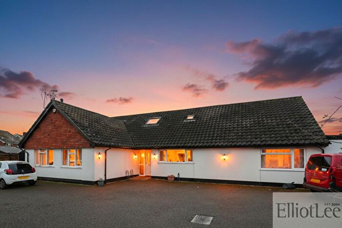 6 Bedroom Detached Bungalow For Sale In Cox Green Lane, Maidenhead, SL6