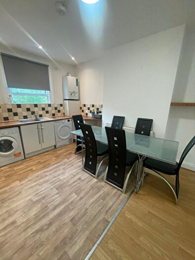 3 Bedroom Flat To Rent In Josephine Avenue, London, SW2