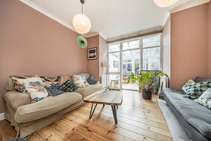 2 Bedroom Flat For Sale In Ickburgh Road, Clapton, E5