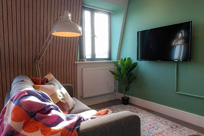 1 Bedroom Flat To Rent In Queens Crescent, Kentish Town, NW5