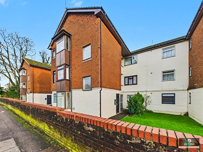 1 Bedroom Flat To Rent In Hollin Court, Crawley, RH10