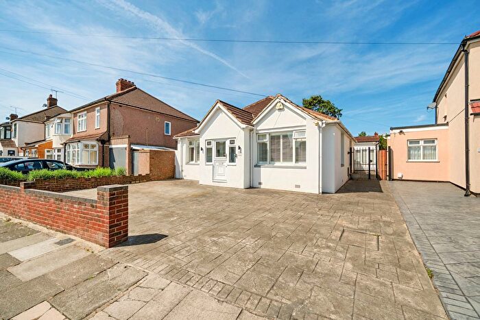4 Bedroom Bungalow For Sale In Cleveland Road, Welling, DA16
