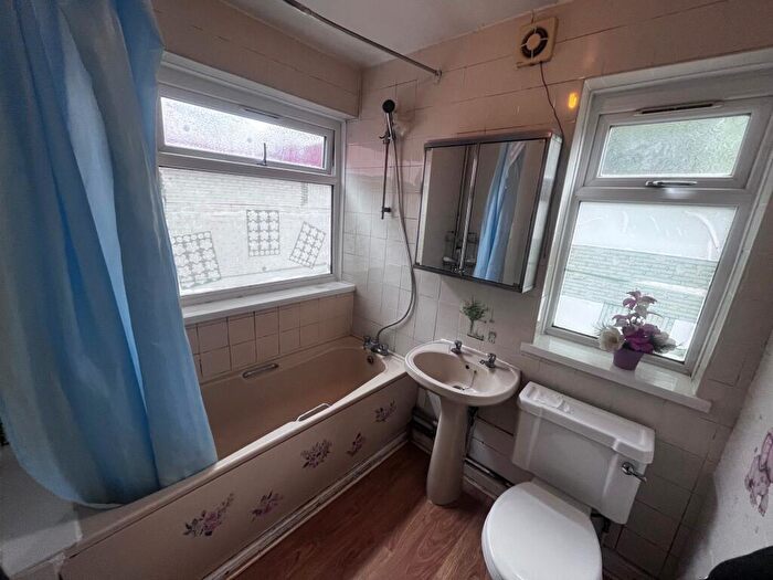 2 Bedroom House To Rent In White Road, Smethwick, B67