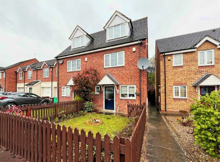 3 Bedroom Town House To Rent In Bakewell Drive, Top Valley, Nottingham, NG5