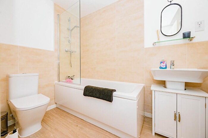 2 Bedroom Flat For Sale In Cornflower Drive, LU5