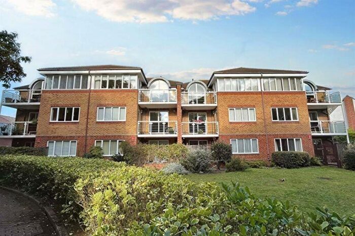 2 Bedroom Flat For Sale In Stourwood Avenue, Southbourne, BH6
