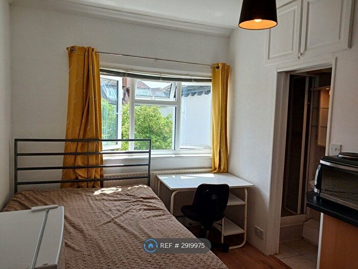 Studio To Rent In St. Johns Road, London, NW11