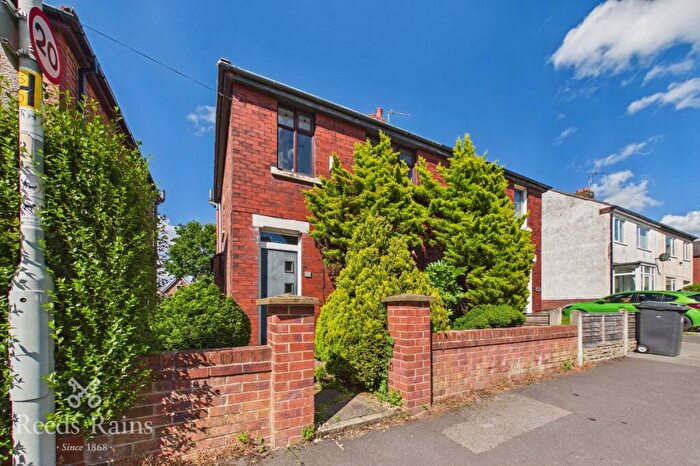 3 Bedroom Semi Detached House For Sale In Stevenson Avenue, Farington, Leyland, Lancashire, PR25
