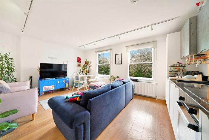 3 Bedroom Flat For Sale In Charlton Road, SE3